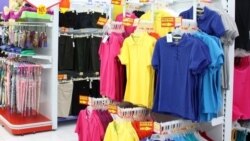 Baju baru yang dipajang di salah satu pusat perbelanjaan modern di Surabaya. (Foto: Petrus Riski/VOA)