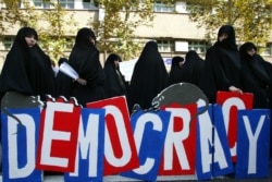 Perempuan Iran yang konservatif berdemonstrasi menentang undang-undang Prancis yang melarang pemakaian jilbab di sekolah umum, di luar Kedutaan Besar Perancis di Teheran 7 September 2004. (Foto: AFP/Henghameh Fahimi)