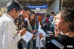 រូបឯកសារ៖ អ្នក​ចូលរួម​បោះឆ្នោត​រក​មើល​ឈ្មោះ​របស់​ខ្លួន​ក្នុង​បញ្ជី​ឈ្មោះ​ ​មុនពេល​បោះឆ្នោតជ្រើសរើស​ក្រុមប្រឹក្សា​ឃុំ-សង្កាត់ ​នៅ​ក្នុង​ការិយាល័យ​បោះឆ្នោត​មួយ​ក្នុង​សង្កាត់ស្ទឹង​មានជ័យក្រុងភ្នំពេញ​ កាល​ពីថ្ងៃ​ទី០៤​ខែមិថុនា​ឆ្នាំ​២០១៧។​ (នៅ វណ្ណារិន/VOA)