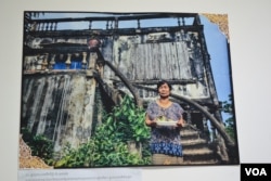 រូបថតមួយនៅក្នុងកម្មវិធីពិព័រណ៍រូបថត «អគារបេតិកភណ្ឌដែលត្រូវគេមើលរំលង» នៅ The Factory Phnom Penh ក្នុងក្រុងភ្នំពេញ និងធ្វើឡើងពីថ្ងៃទី១០ ដល់ថ្ងៃទី១២ ខែសីហា ឆ្នាំ ២០១៩។ (ណឹម សុភ័ក្រ្តបញ្ញា/VOA)