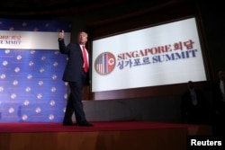 도널드 트럼프 미국 대통령이 12일 미북 정상회담에 이어 단독 기자회견을 했다. 트럼프 대통령이 기자회견을 마친 후 연단에서 내려오며 엄지손가락을 들어 보였다.