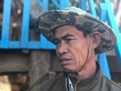 លោកប៉ា ថុច អ្នកនេសាទមកពីស្រុកជីក្រែង និយាយពីការធ្លាក់ចុះផលនេសាទនៅក្នុងបឹងទន្លេសាប ថ្ងៃទី១១ ខែធ្នូ ឆ្នាំ២០១៩។ (ហ៊ុល រស្មី/VOA)