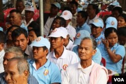 Commune councilors from the Cambodian People's Party join a meeting with Sok Eysan, the CPP's spokeman and a Senate candidate. Feb. 15, 2018 (Sun Narin/VOA Khmer)