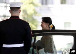 Myanmar's leader Aung San Suu Kyi steps from her vehicle as she arrives at the West Wing of the White House in Washington, Sept. 14, 2016, for a meeting with President Barack Obama in the Oval Office.