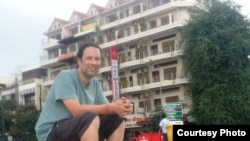 លោក Divon Lan អ្នក​គ្រប់គ្រង​ផលិតផល​សម្រាប់​ទី​ផ្សារ​ថ្មី​នៅ​ប្រទេស​កំពុង​អភិវឌ្ឍន៍​ (Next Wave Emerging Markets) ថត​នៅ​រាជធានី​ភ្នំពេញ។ (Courtesy of Divon Lan)