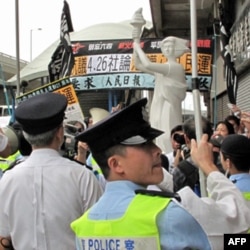 长跑示威队伍遭警方阻挡