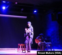 Le duo slamer Nkinzo et le trio Thomas Lusango interprètent "Les passions unies" sur le plancher de l'institut français de Bukavu, le 27 novembre 2017.