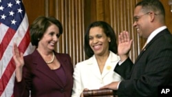 دست گذاشتن بر قرآن توسط کیت الیسن به خاطر ادای سوگند برای آغاز کار به حیث عضو مجلس نمایندگان، انتقاد برخی امریکاییان را بر انگیخته بود.