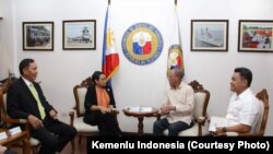 Pertemuan Bilateral antara Menlu RI Retno Marsudi dengan Menlu Filipina Alan Peter Scram Cayetano dan pejabat lainnya di Manila, Kamis (22/6) (Courtesy: Kemlu RI)