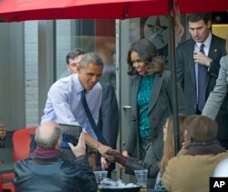Presiden Barack Obama dan istrinya Michel Obama menyapa para tokoh suku asli Amerika di sebuah restoran di Washington, DC (20/11).