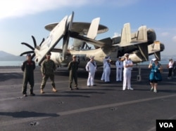 里根航母上的舰载预警机(美国之音记者申华拍摄)