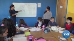 Sebuah sekolah Minggu di pinggiran Virginia utara Washington DC mengajarkan bahasa dan budaya Uighur kepada anak-anak muda Amerika-Uighur. (Foto: VOA)