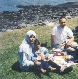 Huseyin Celil dan Kamila Talendibaeva dengan putra pertama mereka. (Foto: Dok Pribadi)