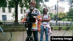 Kru VOA yang mengambil gambar wawancara saya dengan Mathis. Foto diambil dengan Google Glass.