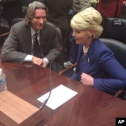 Cindy McCain, l'épouse du sénateur John McCain à l'audience avec John Prendergrast de l'ONG Enough Project