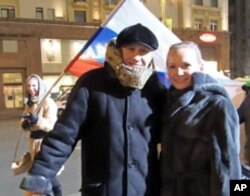 普京支持者马丽娅和弗拉基米尔