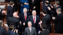 ვიცე-პრეზიდენტი ჯო ბაიდენი და მიტჩ მაკკონელი, სენატის უმრავლესობის ლიდერი, 2017 წ.