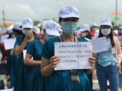 រូបឯកសារ៖ ស្ត្រី​មាន​ផ្ទៃពោះ​ចូល​រួម​កូដកម្ម​នៅ​មុខ​កាស៊ីណូ​ណាហ្គាវើលដ៍​ក្នុង​ទីក្រុង​ភ្នំពេញ​ កាល​ពី​ថ្ងៃទី​២៤​ ខែធ្នូ​ ឆ្នាំ​២០២១។​ (ហ៊ុល រស្មី/វីអូអេ)