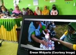 Sosialisasi pemilahan sampah oleh penggerak Bank Sampah Griya Sapu Lidi di Yogyakarta. (Courtesy Photo: Erwan Widyarto)
