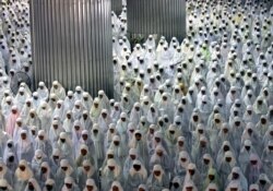Umat Muslim Indonesia menghadiri shalat Idul Fitri di Masjid Istiqlal Jakarta pada tanggal 14 November 2004. (Foto: Reuters)