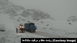  د روان ژمي د پیل راهیسې د واورو د اورښت له امله څلورم ځل دی چې د سالنګ لویه لار په موقتي ډول تړل شوې ده. (عکس ارشیف).