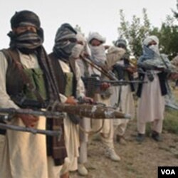 Presiden Karzai juga berusaha melakukan rekonsiliasi dengan kelompok Taliban moderat yang tidak berafiliasi ke Al-Qaida.