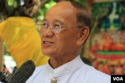 លោក ញាណ ភឿន​ ទីប្រឹក្សា​គណៈកម្មាធិការ​រៀបចំ​បុណ្យជាតិ​ និង​អន្តរជាតិ​ និង​ជា​អនុរដ្ឋលេខាធិការ​នៃ​ក្រសួង​ធម្មការ​ និង​សាសនា​ ចូលរួម​ពីធីបុណ្យ​ពិសាខបូជា​ នៅ​ភ្នំ​ឧត្តុង្គ​ ក្នុង​ខេត្ត​កណ្តាល​ នៅថ្ងៃទី១០​ ខែឧសភា​ ឆ្នាំ២០១៧។ (ហ៊ាន សុជាតា/VOA)