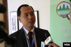 លោក នេត្រ ភក្រ្តា អ្នកនាំពាក្យ​ក្រសួង​បរិស្ថាន ថ្លែង​ទៅ​កាន់​អ្នកសារព័ត៌មាន​នៅ​ក្នុង​កិច្ចប្រជុំ​លើក​ទី១៥ រដ្ឋមន្រ្តី​បរិស្ថាន​អាស៊ាន។ (ស៊ុន ណារិន/VOA Khmer)