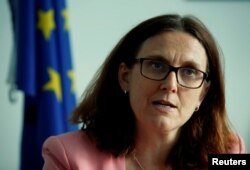 រូបឯកសារ៖ អ្នកស្រី​ ​Cecilia Malmstrom ស្នង​ការ​ពាណិជ្ជកម្ម​នៃ​សហភាព​អឺរ៉ុប ផ្តល់បទ​សម្ភាសន៍ឲ្យ Reuters នៅទីក្រុងហ្សឺណែវ ប្រទេសស្វីស ថ្ងៃទី៤ មិថុនា ឆ្នាំ២០១៨។