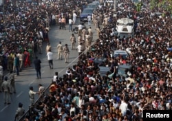 Description: Crowd of fans gather outside the venue of the funeral of Bollywood actress Sridevi in Mumbai, India, February 28, 2018. REUTERS/Danish Siddiqui