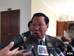 លោក ឈាង វុន អ្នកនាំពាក្យ​តំណាង​រាស្រ្តគណបក្ស​ប្រជាជនកម្ពុជា និយាយ​ទៅ​កាន់​អ្នក​សារព័ត៌មាន​ ក្រោយ​បញ្ចប់​កិច្ច​ប្រជុំ​គណៈកម្មាធិការ​អចិន្ត្រៃយ៍​រដ្ឋសភា​ រាជធានី​ភ្នំពេញ នៅថ្ងៃទី​២៣ ខែ​មករា ឆ្នាំ​២០១៧។ (កាន់ ​វិច្ឆិកា/VOA)