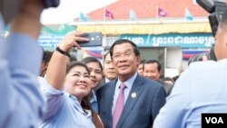 Prime Minister Hun Sen took a selfie with his supporter at the annual ceremony to mark 38 years since the fall of Khmer Rouge in 1979 at its headquarter on January 07, 2017 in Phnom Penh. (Hean Socheata/ VOA Khmer)