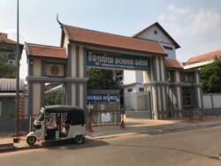 វិទ្យាល័យ ១០មករា ១៩៧៩ ក្នុងក្រុងសៀមរាប បិទទ្វារតាំងពីថ្ងៃចន្ទ ទី៩ ខែមីនា ឆ្នាំ២០២០។ (ហ៊ុល រស្មី/VOA)