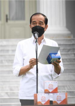 Presiden Jokowi meresmikan pembagian obat dan vitamin gratis bagi pasien COVID-19 yang sedang isoman di Istana Merdeka, Jakarta, Kamis (15/7). (Foto: Courtesy/Biro Setpres)