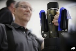 Veteran Perang Vietnam Stephen Harkavy berpartisipasi dalam terapi untuk membantunya pulih dari stroke di Pusat Rehabilitasi Burke di White Plains, New York, 10 November 2014. (AP/Seth Wenig)