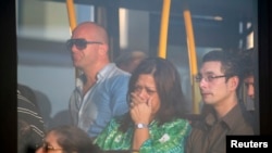 Keluarga para penumpang pesawat Malaysia Airlines MH-17 menangis menunggu kabar dari pihak berwenang (17/7).