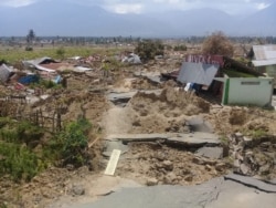 Kawasan Petobo, Palu Selatan, yang semula padat penduduk, kini rata dengan tanah pasca bencana gempa bumi di Palu, Sulawesi Tengah, 6 Oktober 2018. (Foto: VOA/Yoanes Litha)