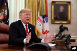 도널드 트럼프 미국 대통령이 성탄절인 25일 해외에 있는 미군들과 화상통화를 하고 있다.