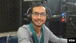 Tram Lyrattanak, a travel photographer and one of Cambodia’s first drone photographers talks about the benefits of soul-searching traveling for Cambodian youth on VOA Khmer's New Voices (Hello VOA) radio call-in show, Monday, January 19, 2015. (Lim Sothy/VOA)