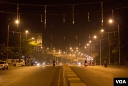 ទិដ្ឋភាព​ផ្លូវ​ជាតិ​លេខ​៦​ទៅ​កាន់​អាកាសយានដ្ឋាន​អន្តរជាតិ​សៀមរាប​នៅ​យប់​ថ្ងៃ​ព្រហស្បតិ៍ ទី១៩ ខែ​មីនា ឆ្នាំ២០១៥។ លោកស្រី Michelle Obama ភរិយា​ប្រធានាធិបតី​សហរដ្ឋ​អាមេរិក​ត្រូវ​រំពឹង​ថា​នឹង​មក​ដល់​ទី​ក្រុង​ទេសចរណ៍​នេះ​នៅ​យប់​ថ្ងៃ​សុក្រ​ ដោយ​លោកស្រី​នឹង​ក្លាយ​ជា​ភរិយា​ប្រធានាធិបតី​កំពុង​កាន់​តំណែង​ទី​មួយ​ដែល​បំពេញ​ទស្សនកិច្ច​នៅ​កម្ពុជា។ (នៅ ពៅលក្ខិណា/VOA)