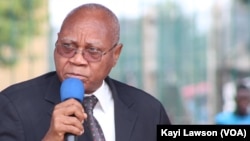 Fogan Adégnon, natif de Bè, délivre le message de l’oracle lors d'une cérémonie traditionnelle de purification, Togo, 6 juillet 2017, (VOA/Kayi Lawson)