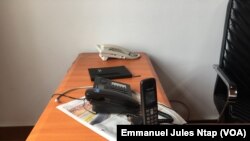 Les combinés téléphoniques du numéro vert pour dénoncer les actes de corruption à Yaoundé, le 5 mai 2018. (VOA/Emmanuel Jules Ntap)