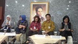 Kepala Pusat Penelitian Vivi Setiawaty (kiri), Direktur Pengendalian Penyakit Menular Kemenkes Windra Woworuntu (kedua dari kiri), bersama pejabat rumah sakit di Jakarta saat konferensi pers di kantor Kemenkes, Jakarta, Jumat (31/1). (Foto: VOA/Sasmito)