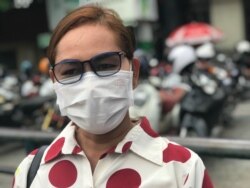 អ្នកស្រី​ ឆេង សុវណ្ណា អាយុ ៤១ ភរិយា​របស់​លោក ជុំ ពុទ្ធី​ និយាយជាមួយ​អ្នកកាសែត​ក្នុងទីក្រុង​ភ្នំពេញ​នៅ​ថ្ងៃទី​៣១ ខែសីហា​ ឆ្នាំ​២០២១។​ (ហ៊ុល រស្មី/វីអូអេ)​