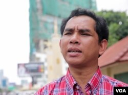 លោក​អំ សំអាត​ ប្រធាន​ការិយាល័យ​បច្ចេកទេស​ស៊ើប​អង្កេត​នៃ​អង្គការ​ការពារ​សិទ្ធិ​មនុស្ស​លីកាដូ និយាយ​ទៅកាន់​អ្នកសារព័ត៌មាន​ នៅថ្ងៃ​ដែល​លោក ប៉ា ងួនទៀង នាយកប្រតិបត្តិ​មជ្ឈមណ្ឌលកម្ពុជាដើម្បីប្រព័ន្ធផ្សព្វផ្សាយ ឯករាជ្យ ត្រូវតុលាការកោះ​ហៅឲ្យ​ចូលបំភ្លឺ​នៅ​ថ្ងៃ​ព្រហស្បតិ៍ ទី​១៨ ខែ​សីហា ឆ្នាំ​២០១៦។ (ឡេង ឡែន/VOA)