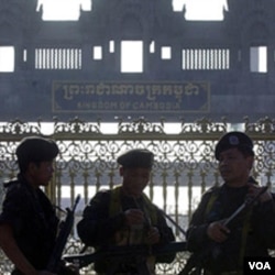 Tentara Kamboja berjaga-jaga di perbatasan Kamboja dengan Thailand.