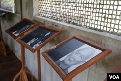 រូបថត​មេដឹកនាំខ្មែរក្រហម ត្រូវបានដាក់តាំង​នៅ​ក្នុងមជ្ឈមណ្ឌល​សន្តិភាព​អន្លង់វែង (ស៊ុន ណារិន/VOA)