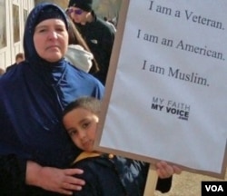 Sakinah Warid, perempuan Islam Amerika, membawa pesan damai dalam rapat umum di Washington DC