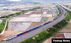 지난 17일 코레일이 부산 강서구 신항만역에서 길이 1.2㎞ 화물열차를 시험운행하고 있다. (코레일 제공)