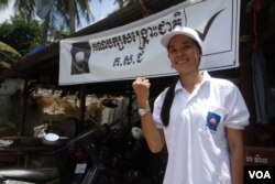 អ្នកនាង​ កឹម តុលា អាយុ​៣០ឆ្នាំ បេក្ខជន​មក​ពីគណបក្ស​សង្រ្គោះជាតិ ប្រកួតប្រជែង​យក​តំណែង​មេឃុំ​ត្រែង​ត្រយឹង ក្នុង​ស្រុក​ភ្នំស្រួច ខេត្តកំពង់ស្ពឺ។ (ស៊ុន ណារិន/VOA)